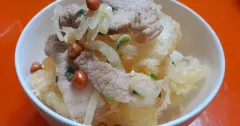 Bánh phở chiên giòn xào thịt bò hành tây