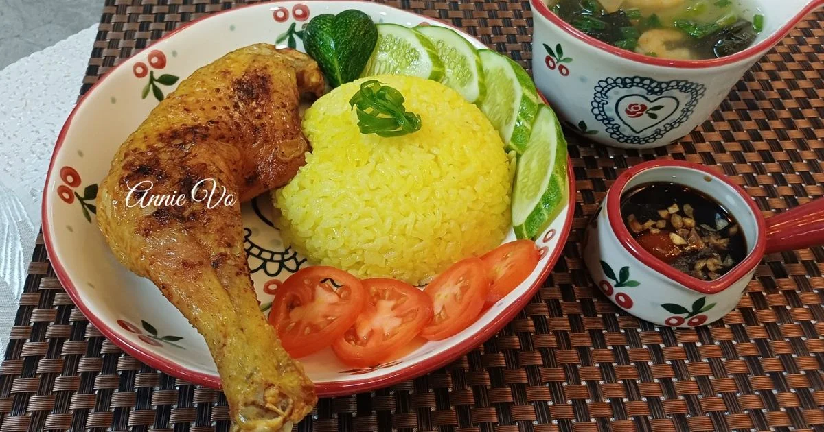 Cơm gà xối mỡ da giòn, cơm vàng thơm ngon